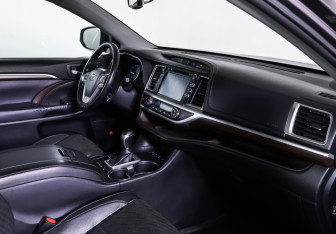 Подержанный автомобиль Toyota Highlander 2014 года (11 фото)
