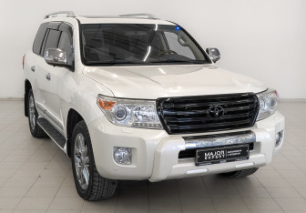 Подержанный автомобиль Toyota Land Cruiser Suv 2012 года (3 фото)