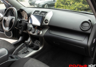 Подержанный автомобиль Toyota RAV4 2011 года (7 фото)