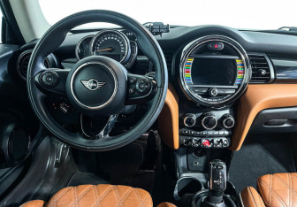 Подержанный автомобиль MINI Hatch 2020 года (12 фото)