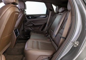 Подержанный автомобиль Porsche Cayenne 2018 года (12 фото)