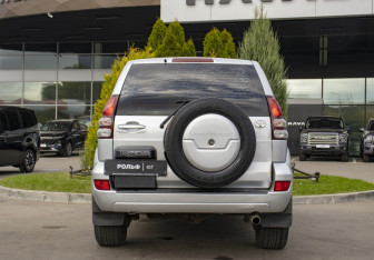 Подержанный автомобиль Toyota Land Cruiser Prado 2008 года (6 фото)