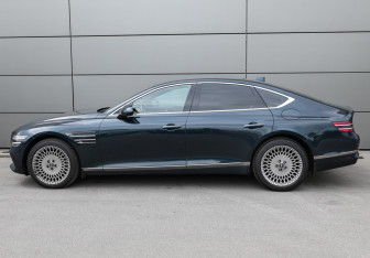 Подержанный автомобиль Genesis G80 2022 года (8 фото)
