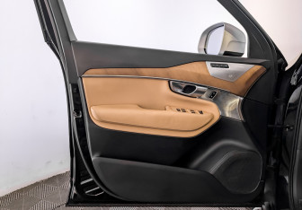 Подержанный автомобиль Volvo XC90 2017 года (19 фото)