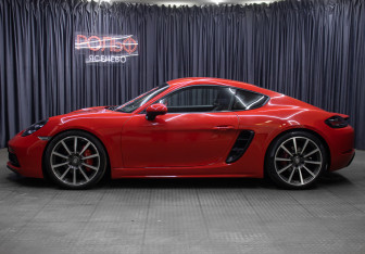 Подержанный автомобиль Porsche Cayman 2016 года (8 фото)