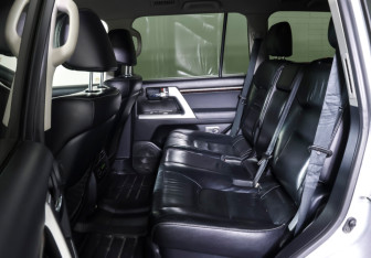 Подержанный автомобиль Toyota Land Cruiser Suv 2012 года (13 фото)