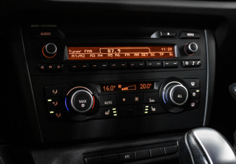 Подержанный автомобиль BMW X1 2011 года (11 фото)