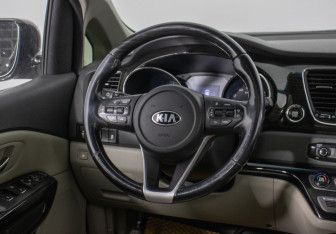 Подержанный автомобиль Kia Carnival 2018 года (15 фото)