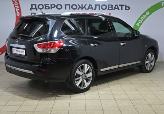 Подержанный автомобиль Nissan Pathfinder 2016 года (4 фото)