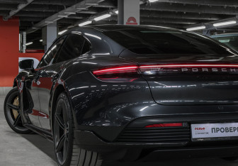 Подержанный автомобиль Porsche Taycan 2021 года (26 фото)