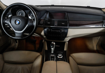 Подержанный автомобиль BMW X6 2009 года (12 фото)