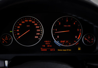 Подержанный автомобиль BMW X5 2014 года (16 фото)