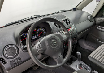 Подержанный автомобиль Suzuki SX4 Hatchback 2013 года (12 фото)