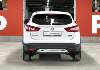 Подержанный автомобиль Nissan Qashqai 2016 года (6 фото)