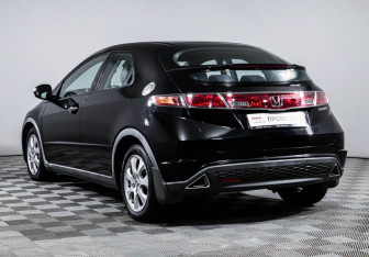 Подержанный автомобиль Honda Civic Hatchback 2007 года (7 фото)