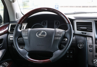 Подержанный автомобиль Lexus LX 2013 года (19 фото)