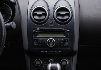 Подержанный автомобиль Nissan Qashqai 2008 года (14 фото)