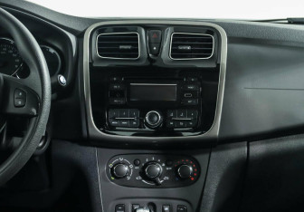 Подержанный автомобиль Renault Logan Sedan 2017 года (7 фото)