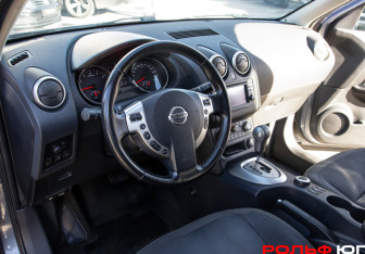 Подержанный автомобиль Nissan Qashqai+2 2010 года (17 фото)
