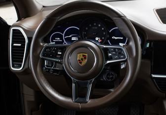 Подержанный автомобиль Porsche Cayenne 2019 года (19 фото)