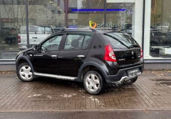 Подержанный автомобиль Renault Sandero 2013 года (6 фото)