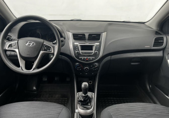 Подержанный автомобиль Hyundai Solaris Hatchback 2015 года (12 фото)