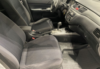 Подержанный автомобиль Mitsubishi Lancer Sedan 2006 года (9 фото)