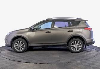 Подержанный автомобиль Toyota RAV4 2017 года (8 фото)