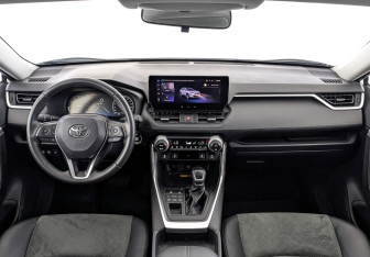 Подержанный автомобиль Toyota RAV4 2024 года (14 фото)