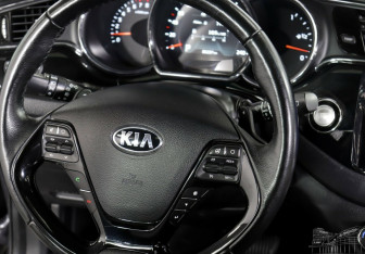 Подержанный автомобиль Kia Ceed Hatchback 2016 года (11 фото)