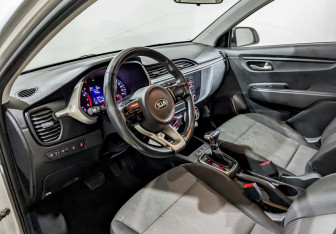 Подержанный автомобиль Kia Rio Hatchback 2021 года (15 фото)
