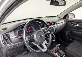 Подержанный автомобиль Kia Rio Hatchback 2019 года (16 фото)