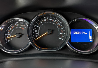 Подержанный автомобиль Renault Sandero 2017 года (16 фото)