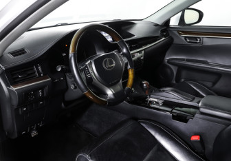 Подержанный автомобиль Lexus ES 2014 года (15 фото)