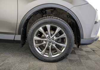 Подержанный автомобиль Toyota RAV4 2018 года (18 фото)