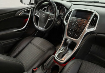 Подержанный автомобиль Opel Astra Hatchback 2013 года (11 фото)