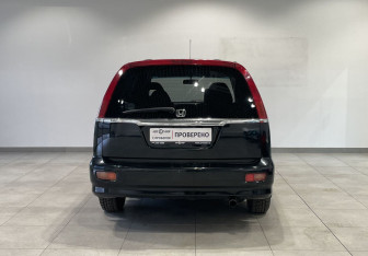 Подержанный автомобиль Honda Stream 2002 года (6 фото)