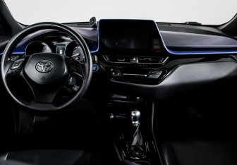 Подержанный автомобиль Toyota C-HR 2021 года (12 фото)