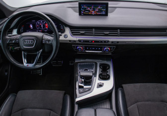 Подержанный автомобиль Audi Q7 2019 года (13 фото)