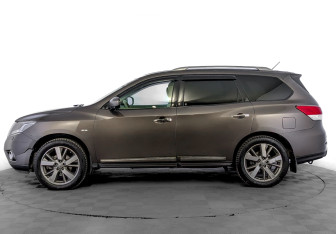 Подержанный автомобиль Nissan Pathfinder 2014 года (8 фото)