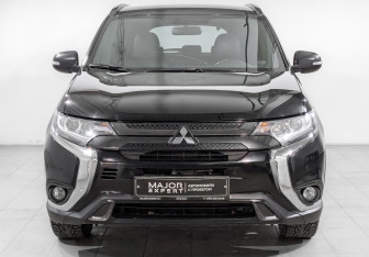 Подержанный автомобиль Mitsubishi Outlander 2021 года (2 фото)