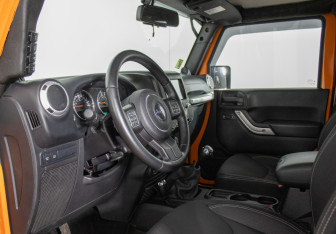 Подержанный автомобиль Jeep Wrangler 2012 года (10 фото)