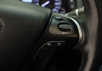 Подержанный автомобиль Infiniti Q70 2014 года (10 фото)