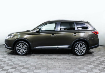 Подержанный автомобиль Mitsubishi Outlander 2018 года (3 фото)