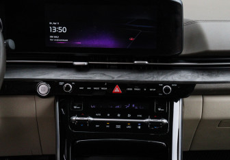 Подержанный автомобиль Kia Carnival 2020 года (10 фото)