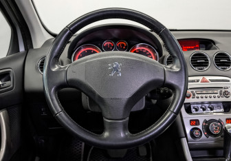 Подержанный автомобиль Peugeot 308 Hatchback 2011 года (22 фото)