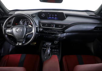 Подержанный автомобиль Lexus UX 2019 года (12 фото)