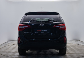 Подержанный автомобиль Kia Sorento 2015 года (4 фото)