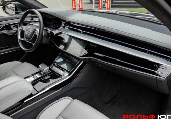 Подержанный автомобиль Audi A8 2022 года (7 фото)