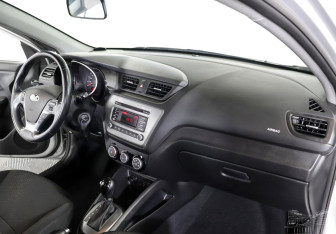 Подержанный автомобиль Kia Rio Sedan 2016 года (8 фото)